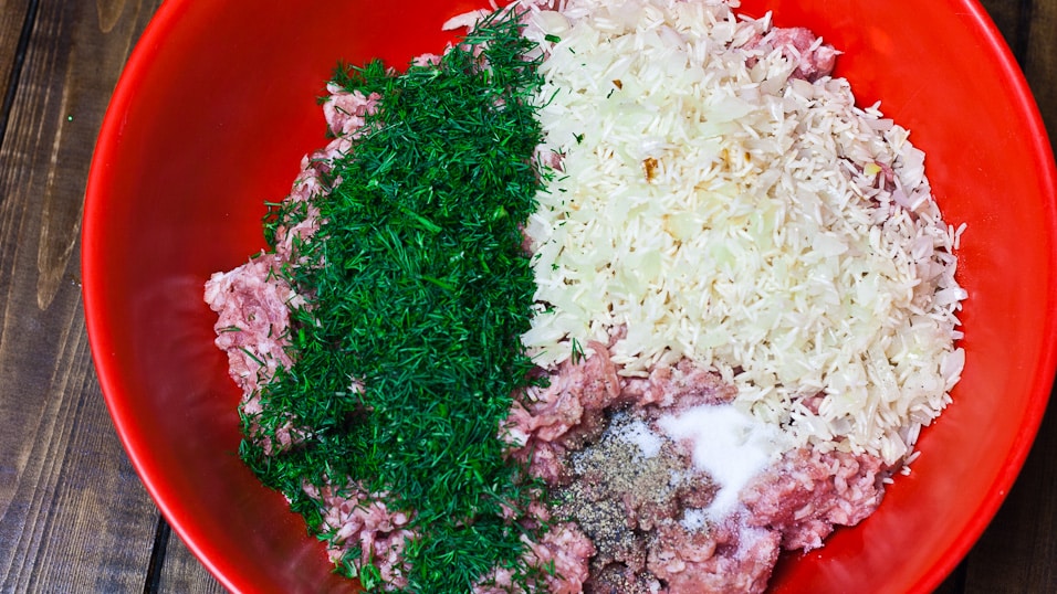 Фарш мясной с рисом и зеленым луком