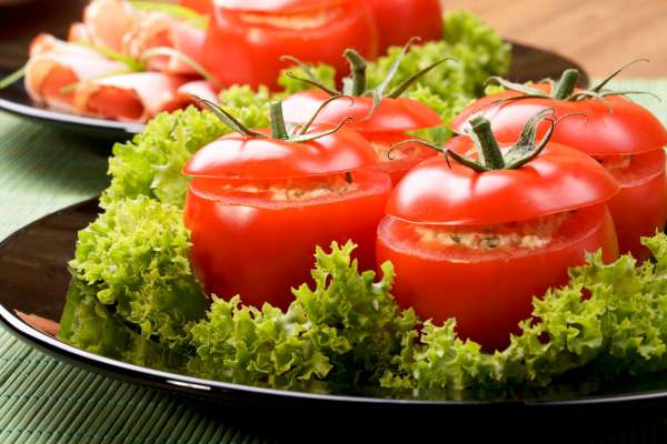 Потрясающий салат на зиму с помидорами и луком: улетает на 