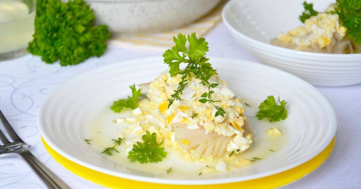 Рыба отварная под яично-масляным соусом