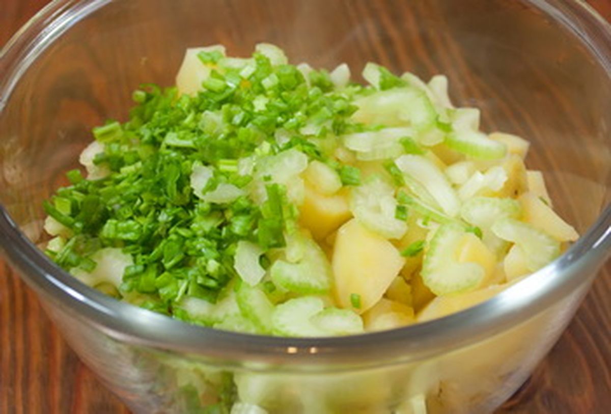салат из картофеля, яблок и корня сельдерея
