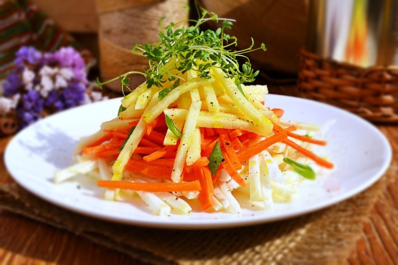 салат из корня сельдерея, моркови и яблок