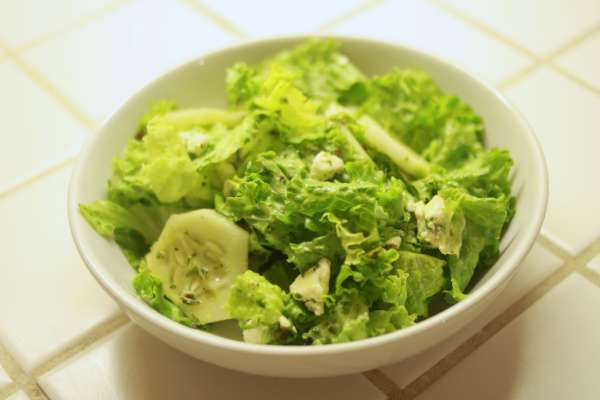 Салат зеленый с огурцами