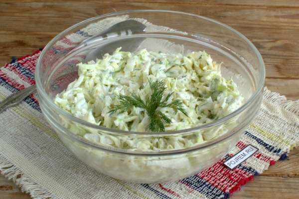 Салат из свежей капусты со сметаной