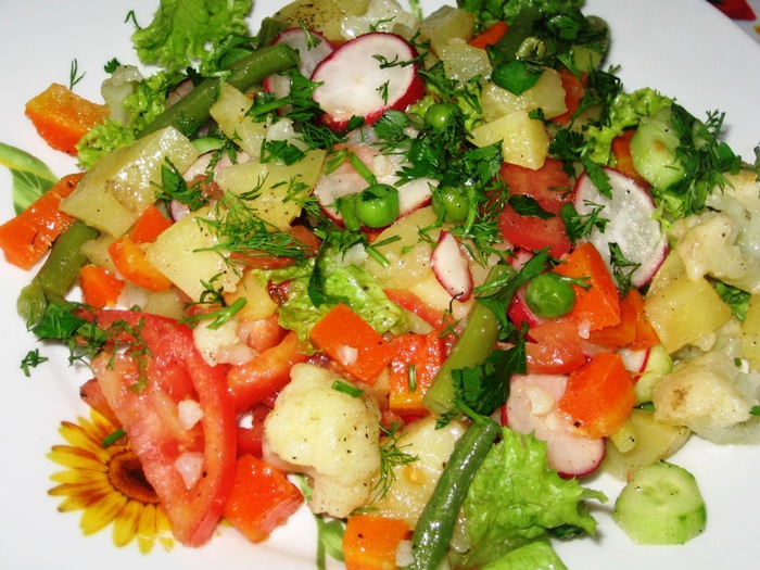 Салат «Осенний» из свежих овощей с рыбой