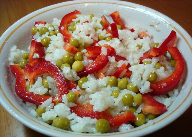 Салат из риса с красным перцем