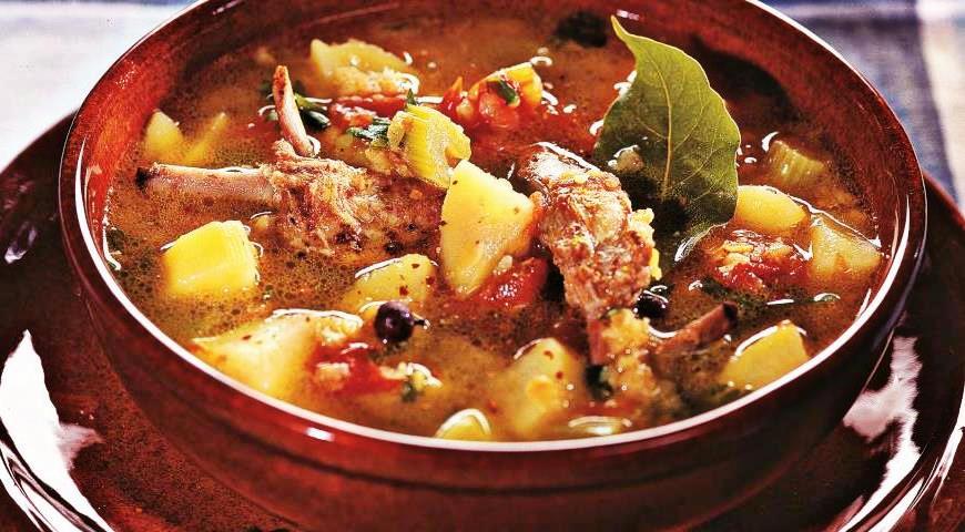 Суп горский (суп с бараниной, чечевицей и картофелем — дагестанское национальное блюдо)