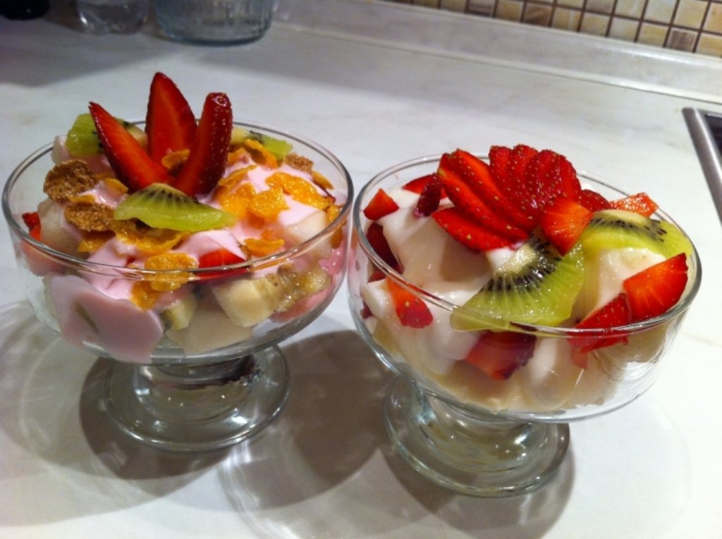 Салат-коктейль кисель с мороженым и ягодами