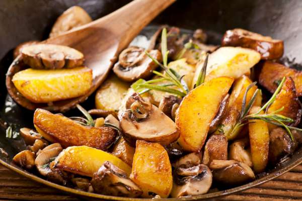 Картофель, тушенный с грибами и салом