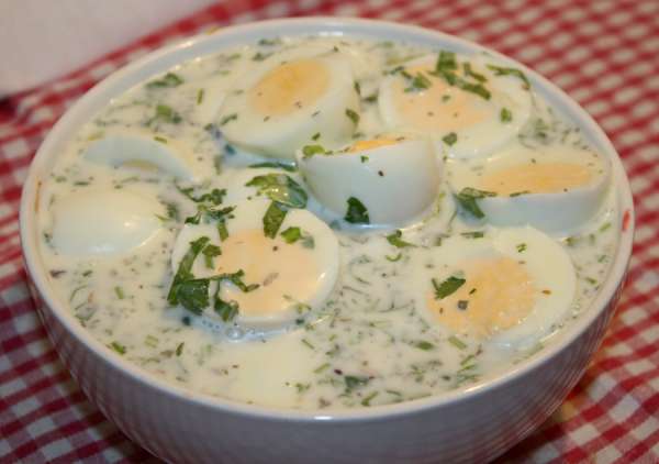 Вареные яйца в пикантном соусе