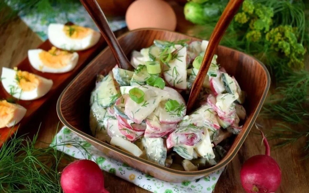 Салат из редиса и зеленого лука