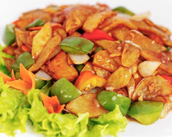Картофель и овощи, тушенные в соусе