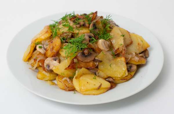 Картофель, тушенный с грибами и луком или луком и помидорами