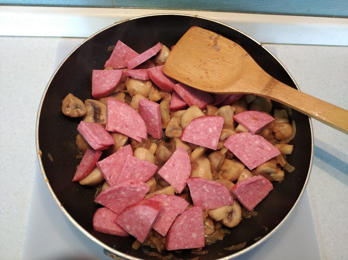 Блюдо из колбасы и грибов