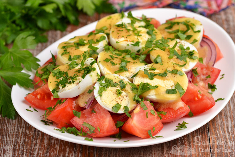 Салат из помидоров и яиц по-французски