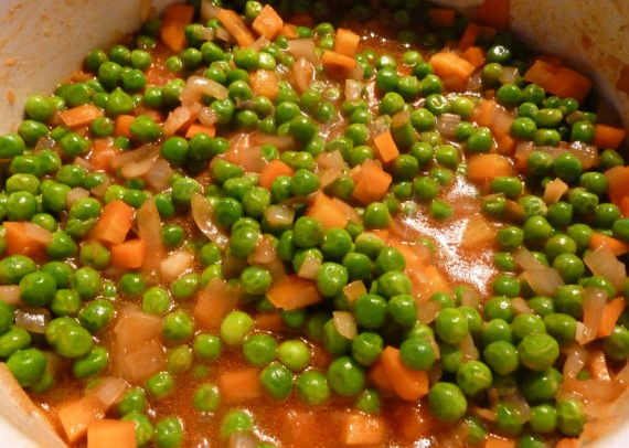 Салат из отварных моркови и зеленого горошка