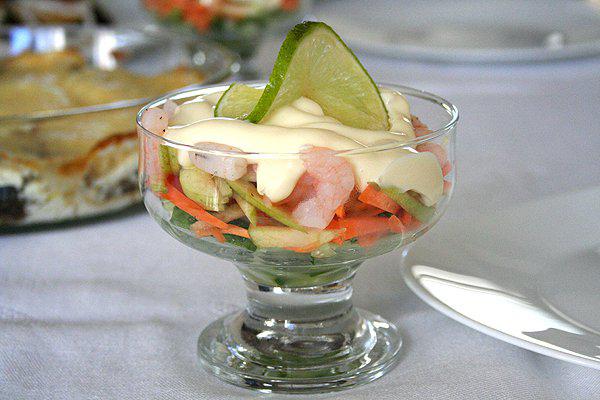 Салат-коктейль из морского гребешка или креветок со свежими овощами