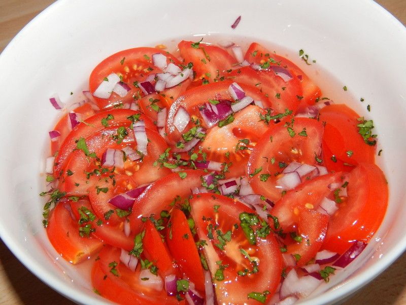  Салат из свежих помидоров с луком