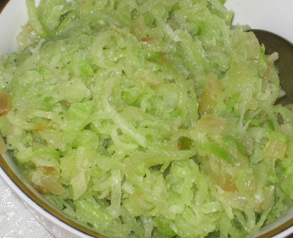 Салат из зеленой редьки с говядиной, жареной морковью и луком
