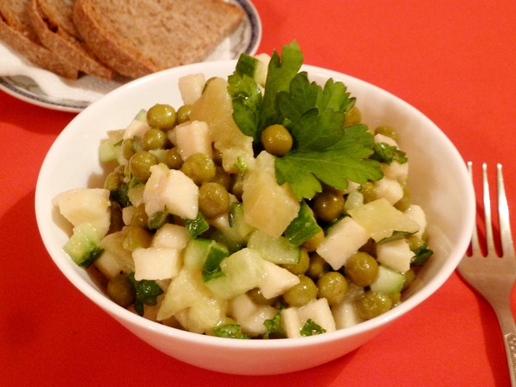 Салат картофельный с зеленым горошком