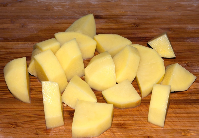 Картофель очищенный нарезанный ломтиками