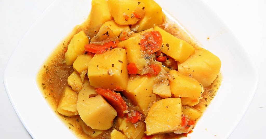 Картофель и овощи, тушеные в соусе