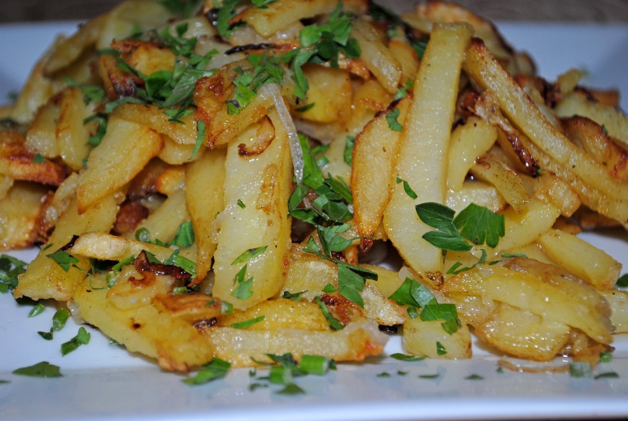 Картофель, жаренный с луком или с грибами и луком
