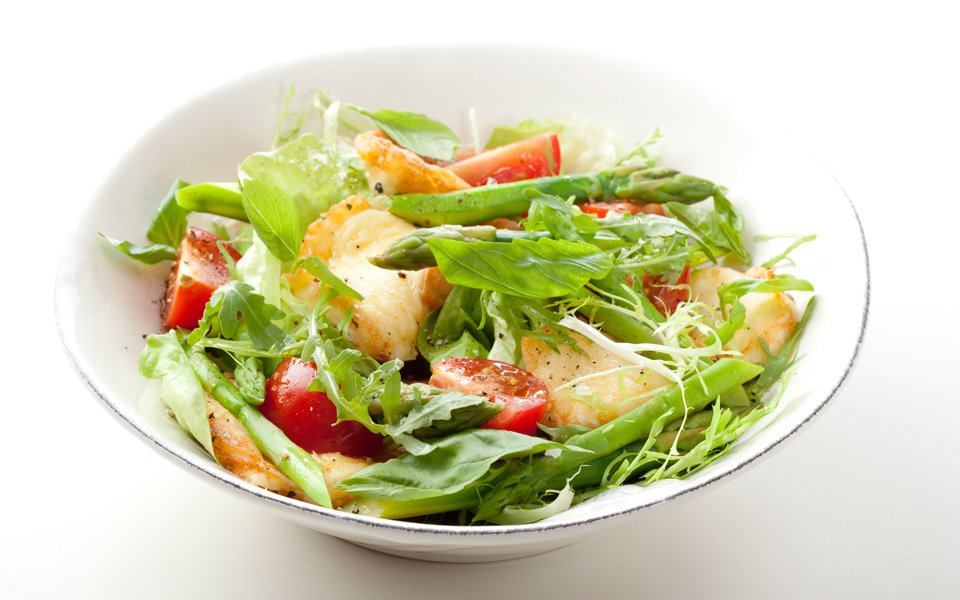 Салат из рыбы со спаржей, овощами
