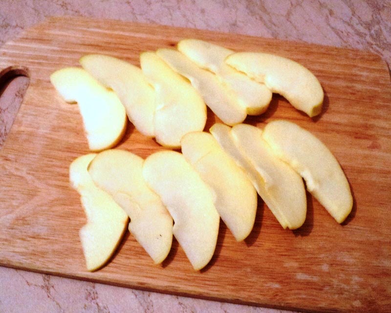 Яблоки очищенные нарезанные ломтиками