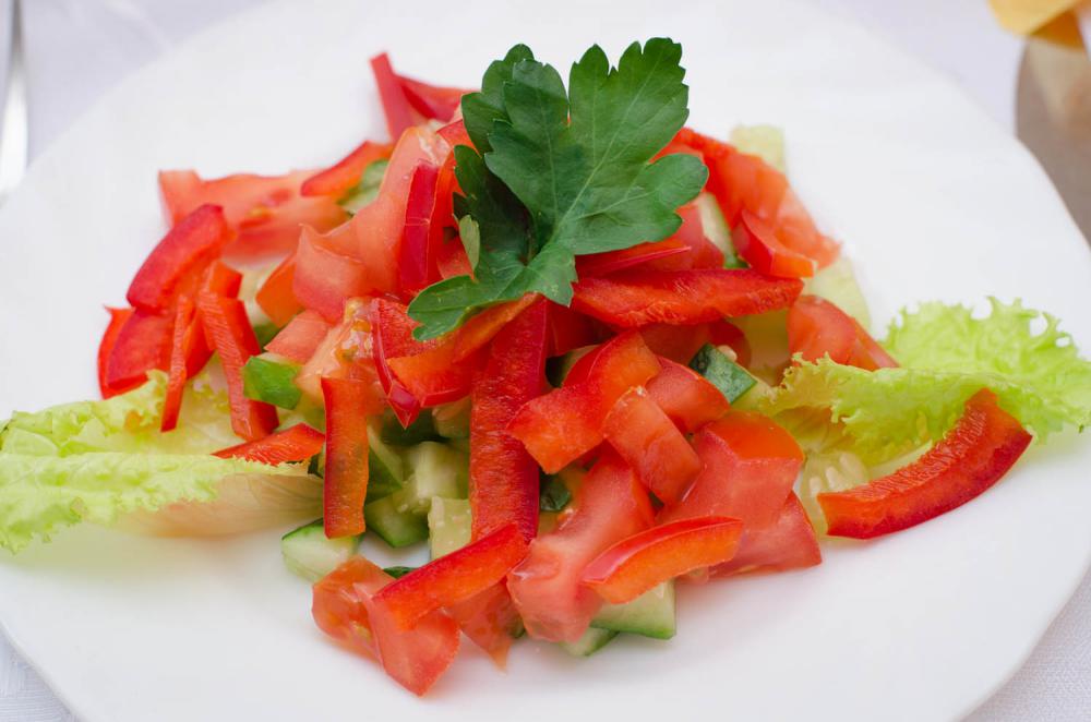 Зимний салат из скумбрии с овощами в томате 