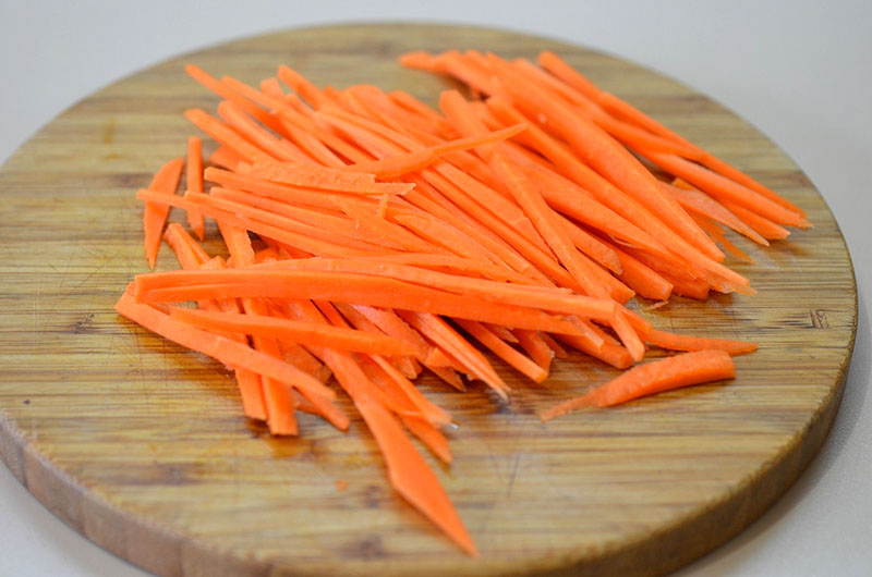 Морковь очищенная нарезанная соломкой