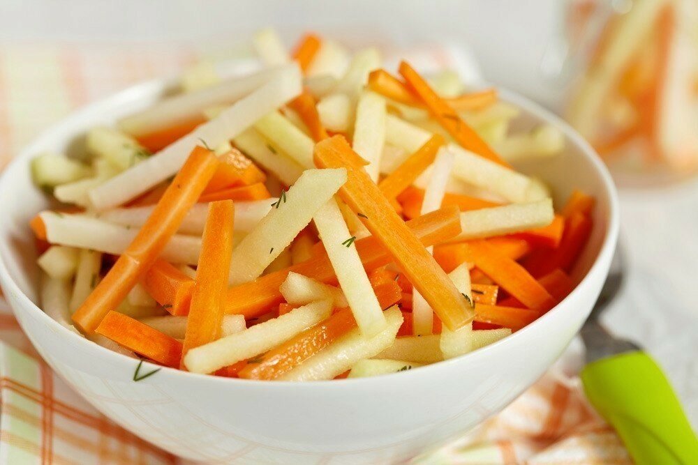 Салат из моркови и яблок с растительным маслом