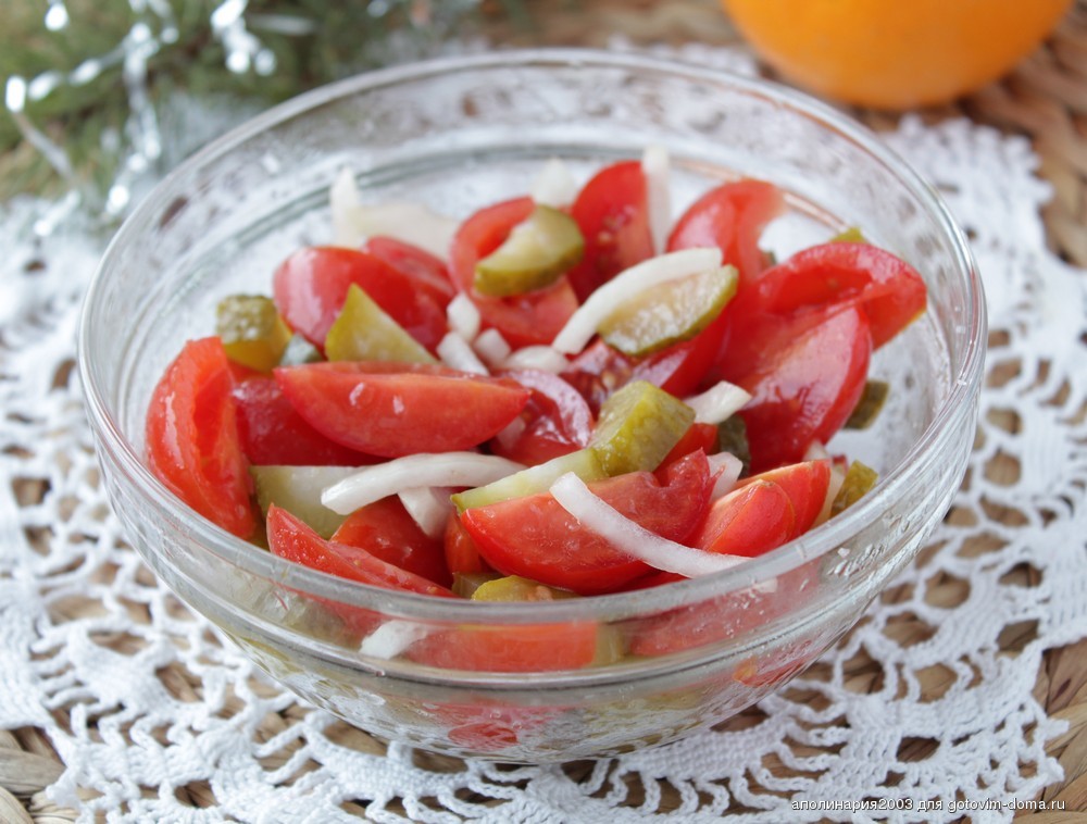 салат из соленых помидоров и огурцов