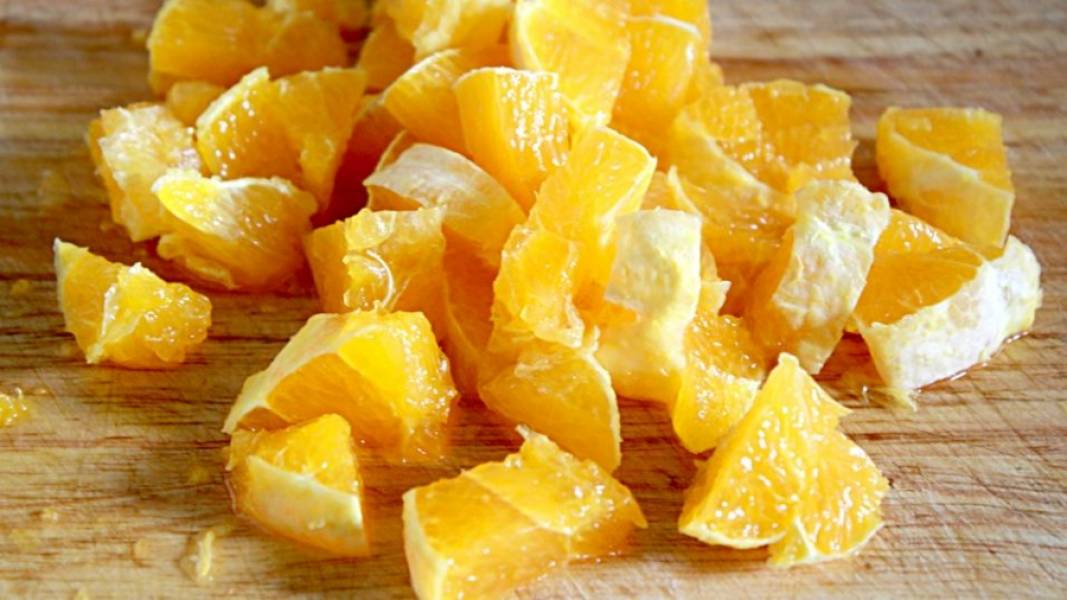 Апельсин нарезанный кусочками