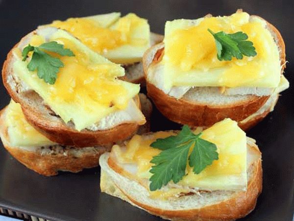 Бутерброды с сыром и фруктами