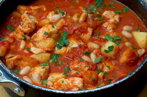 Рыба, тушенная в томатном соусе с овощами — рецепты | Дзен
