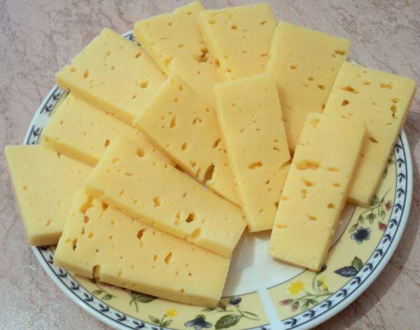 Сыр Российский нарезанный кусочками