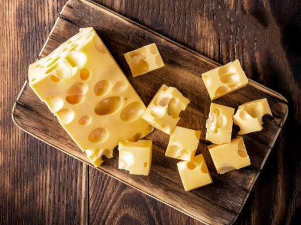 Сыр Швейцарский нарезанный кусочками