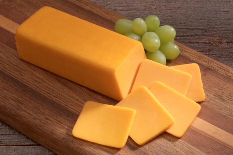 Сыр Чеддер нарезанный кусочками