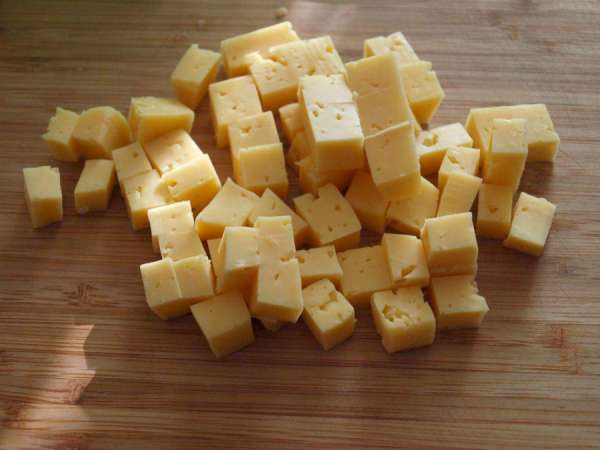 Сыр Московский нарезанный кусочками