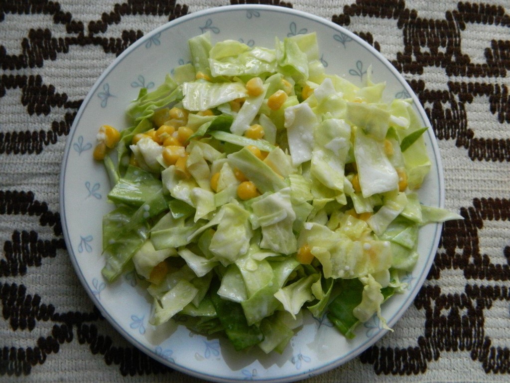 Салат с кукурузой, капустой и колбасой