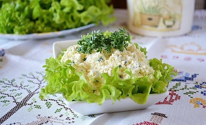 Салат из зеленого лука с творогом
