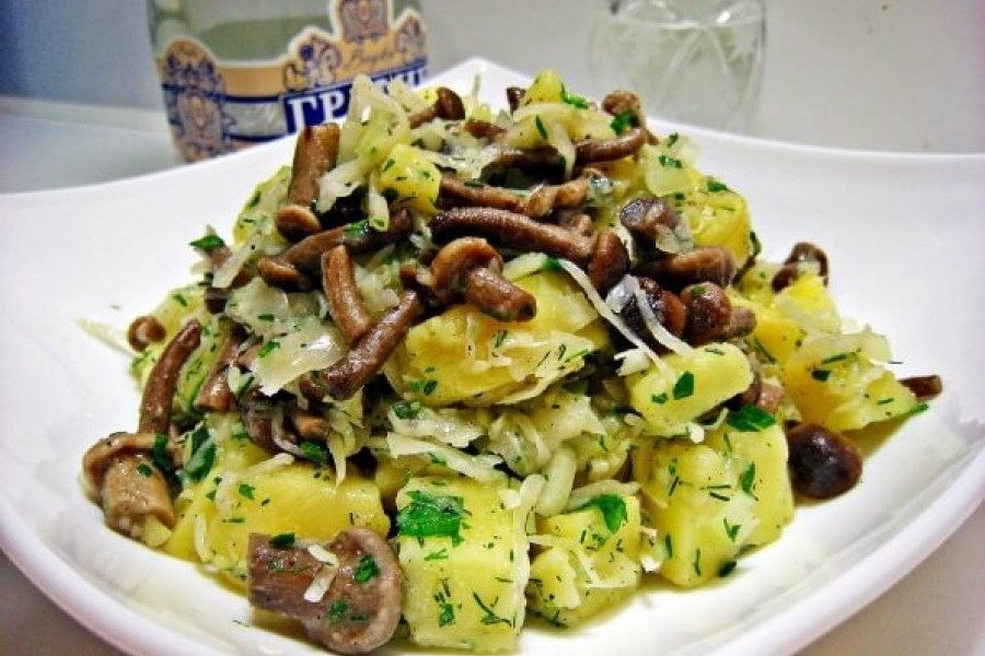 Рецепт салата из квашеной капусты с картофелем и грибами