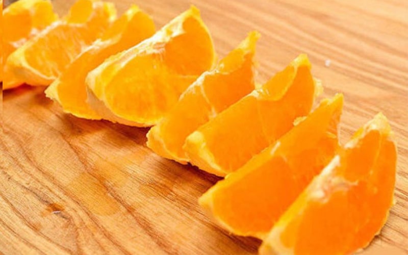 Апельсин нарезанный дольками