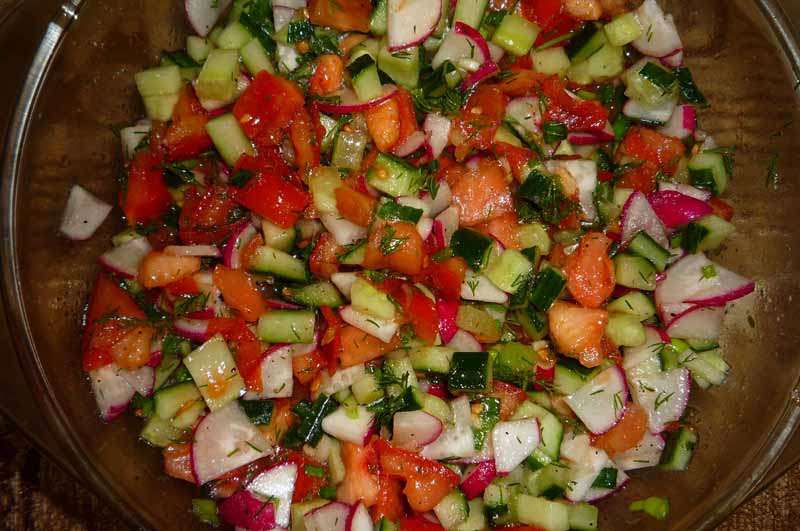 Салат из редиса, помидоров, огурцов и лука