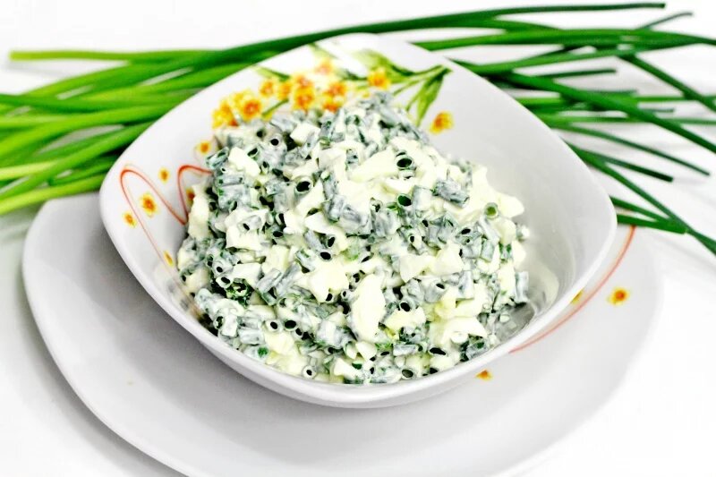 Салат из сыра, зеленого лука и чеснока