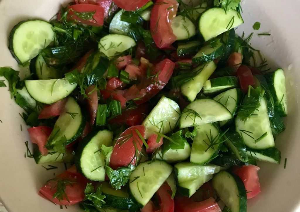 Салат из помидоров, огурцов, укропа с растительным маслом