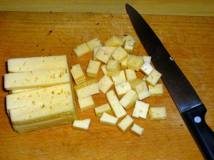 Сыр твердый нарезанный кубиками