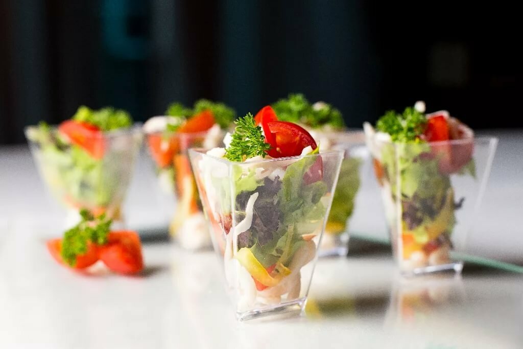 Салат-коктейль с овощами и ветчиной