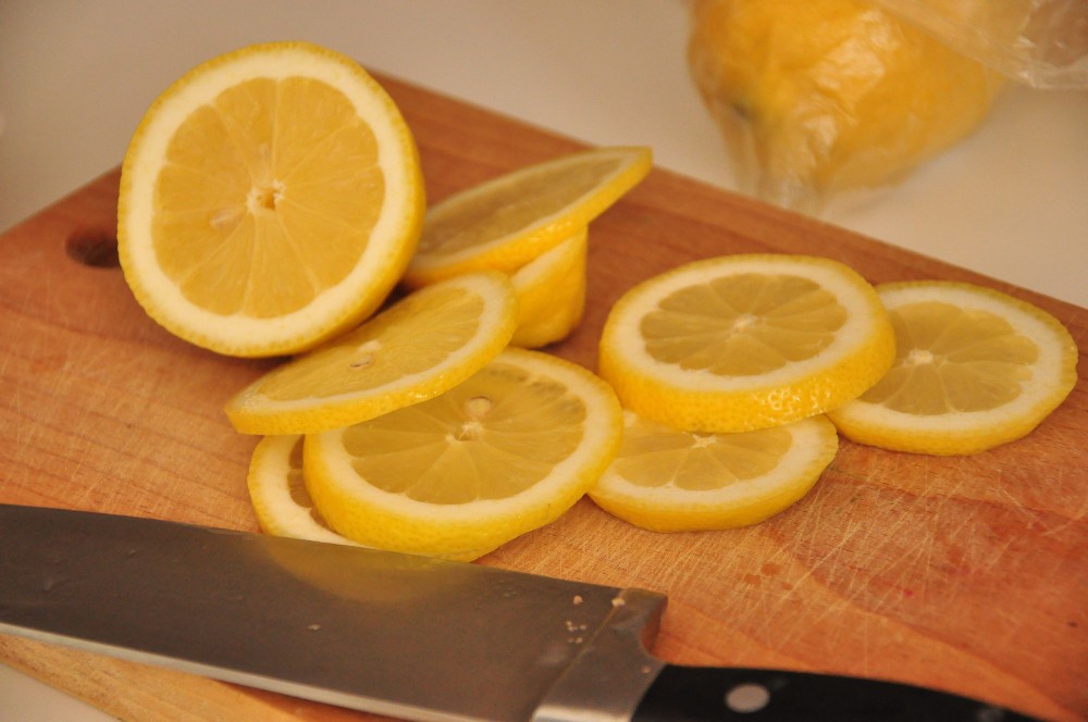 Лимон нарезанный ломтиками