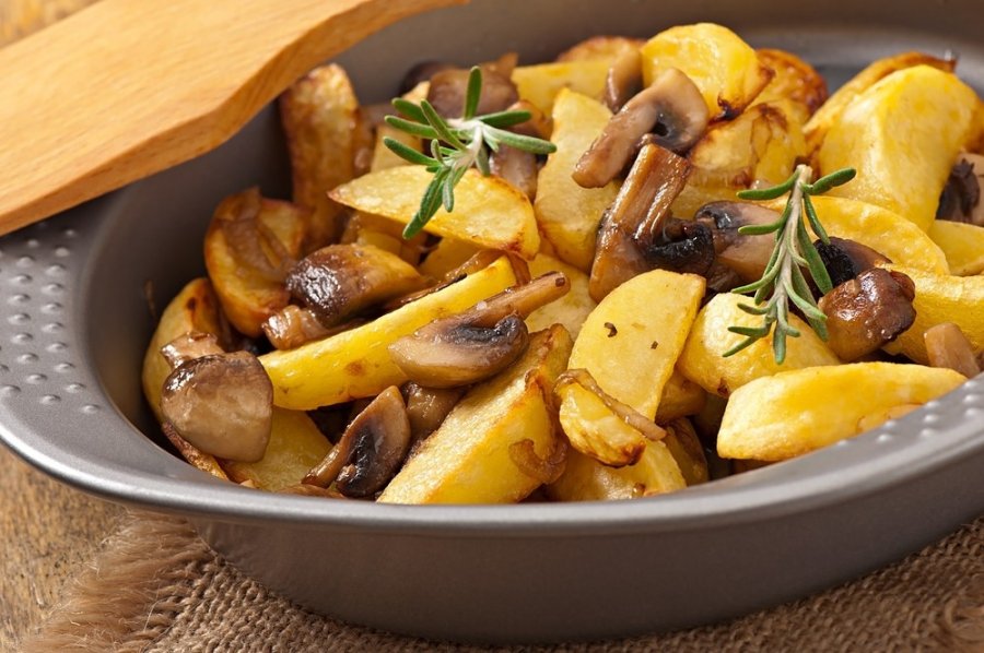 Картофель, тушенный с луком и грибами